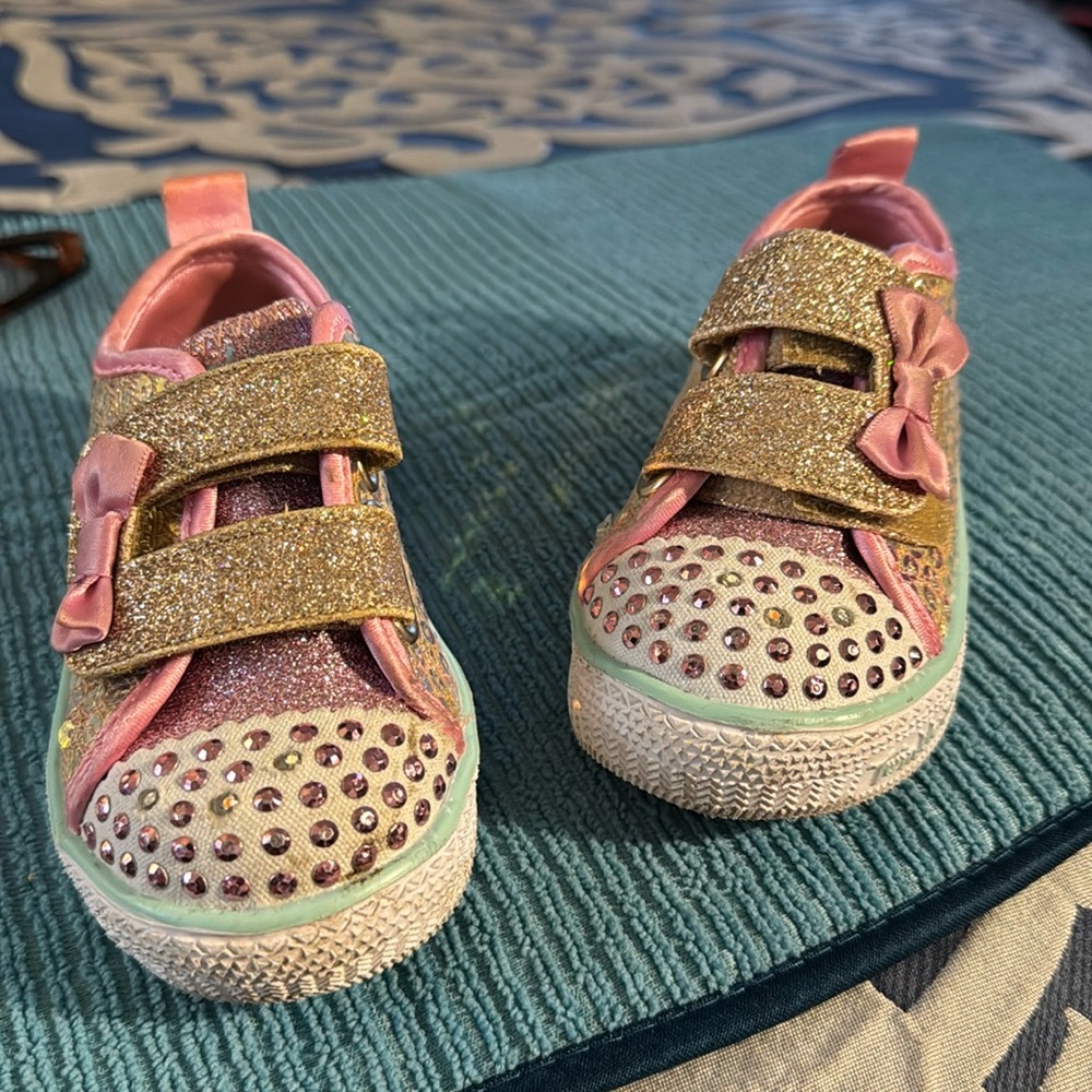 Light up Twinkle Toes skechers sneakers for little baby girl. It glitters
